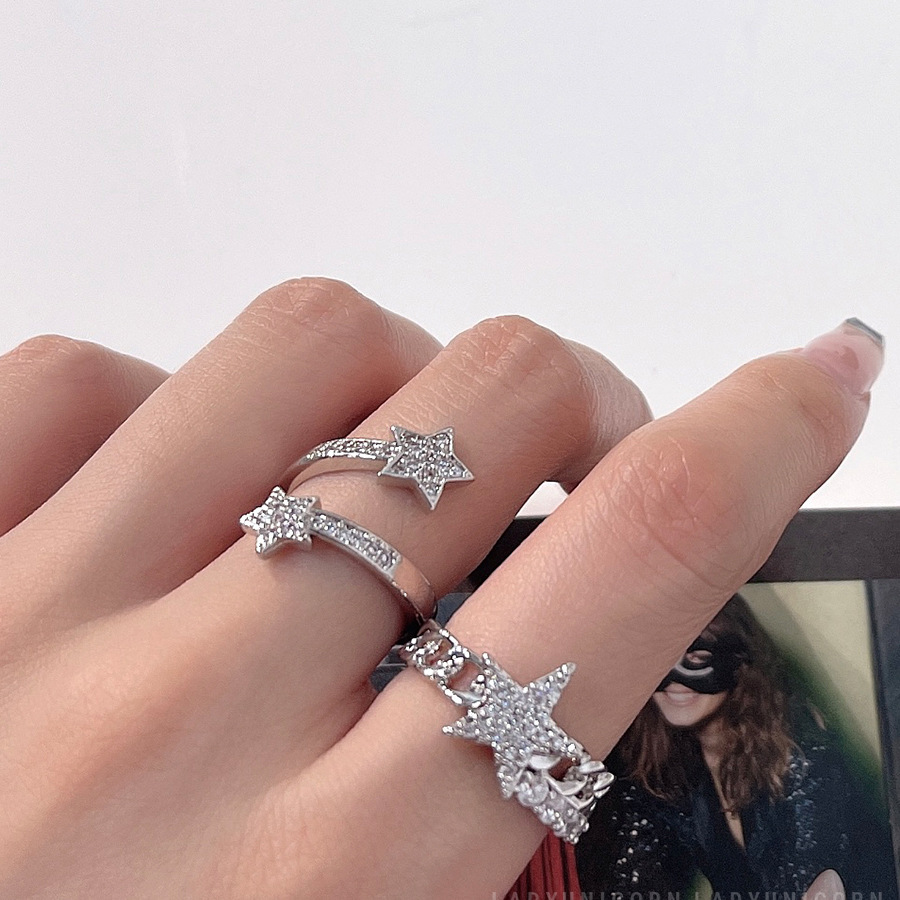 A star-studded studded ring for women's ins set with a high-end feel. It features a shiny five-pointed star opening and adjustable double-ring rings full figure