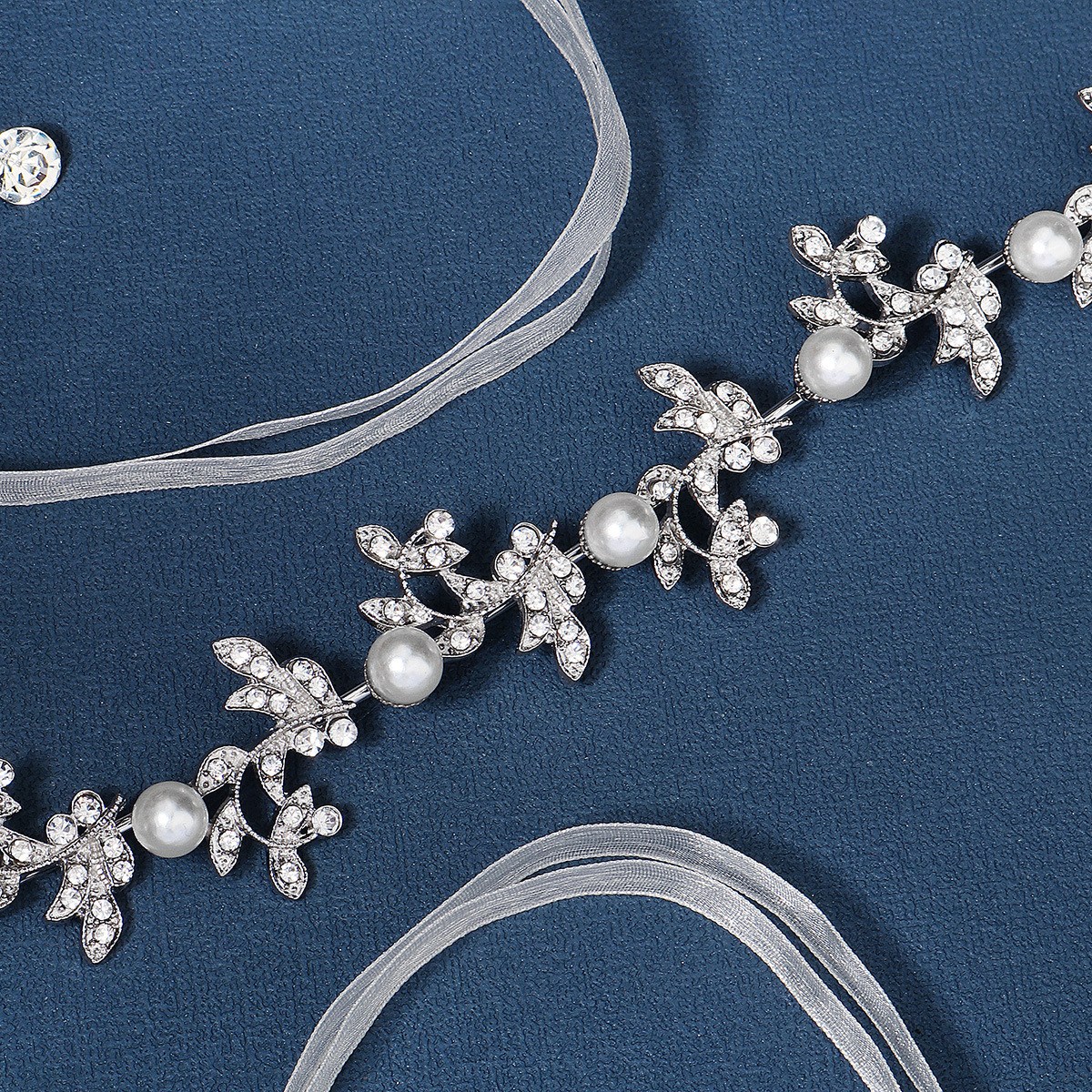 Wholesale of cross-border wedding headwear from Europe and America, including alloy leaf soft chain hair bands, handcrafted pearl hair bands, headbands and wedding accessories Application Scenario