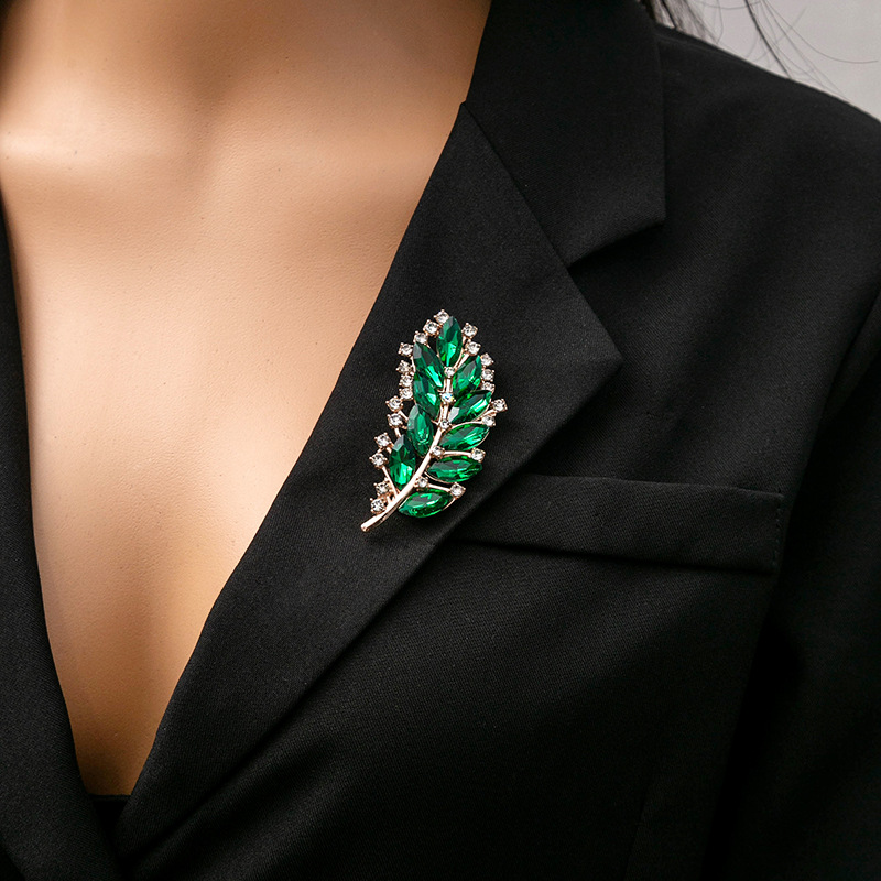 High-end retro luxury leaf brooch, niche high-end exquisite diamond-encrusted versatile coat and suit accessory brooch Application Scenario
