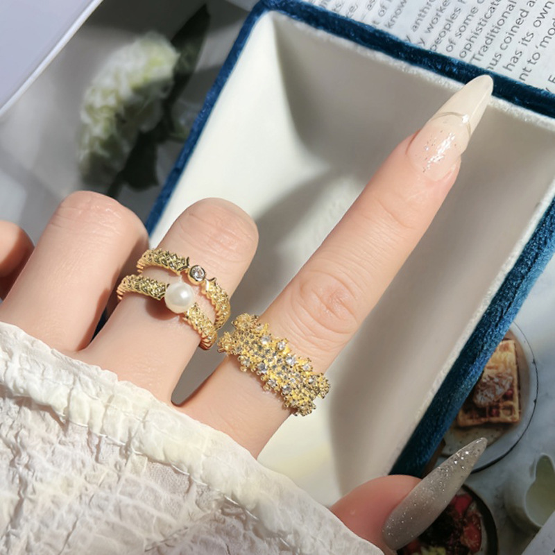 The light luxury starry sky ring is a niche design for women. It features exquisite filigree weaving and a unique, high-end feel. It can be worn in layers as a best friend ring full figure
