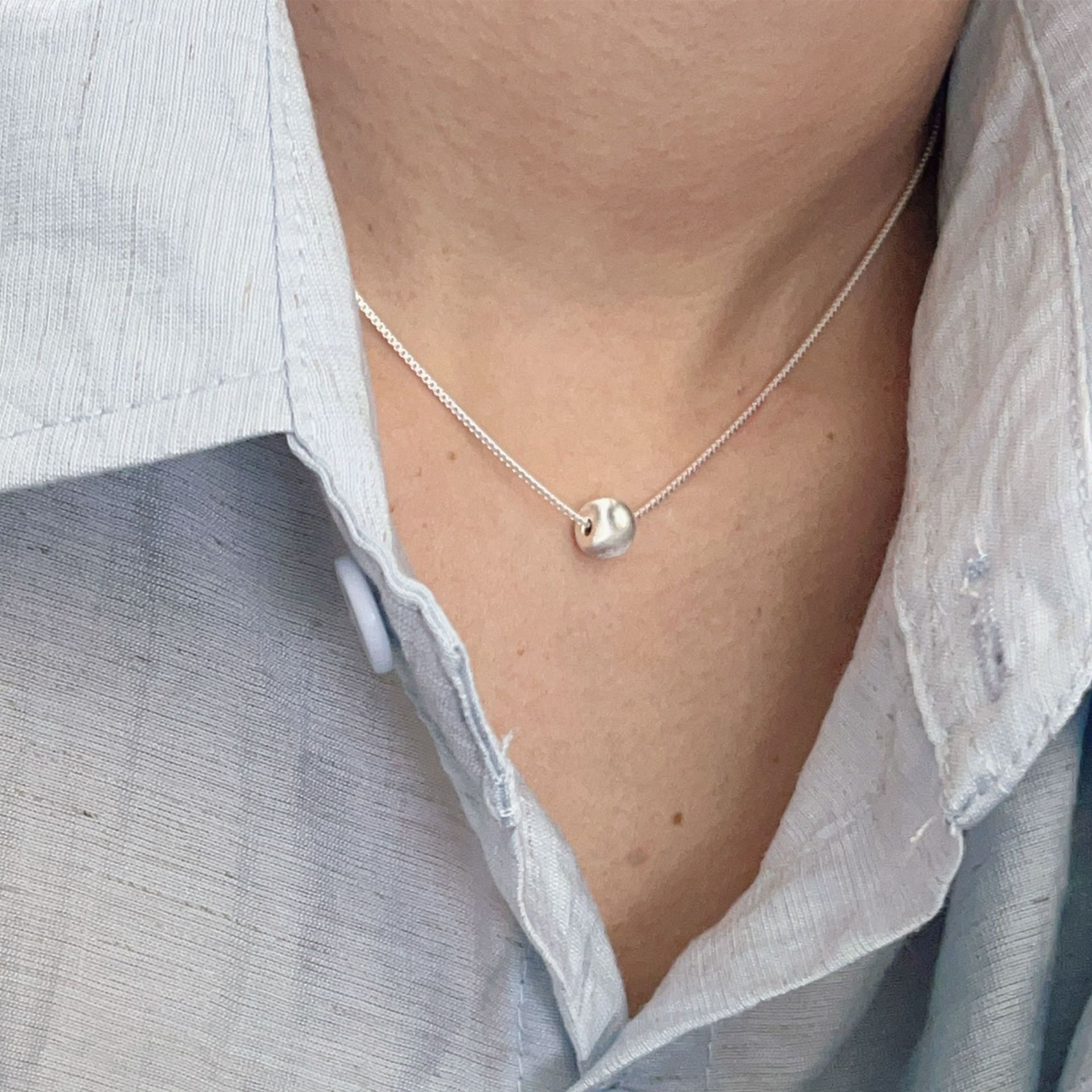 A cold and elegant silver sugar cube necklace, a women's light luxury necklace, versatile, fashionable and simple collarbone chain accessory details Picture