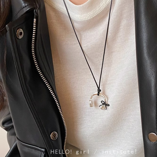 A niche, high-end, sweet and cool style earphone pendant, collarbone chain, retro, fashionable, simple and long necklace, sweater chain details Picture