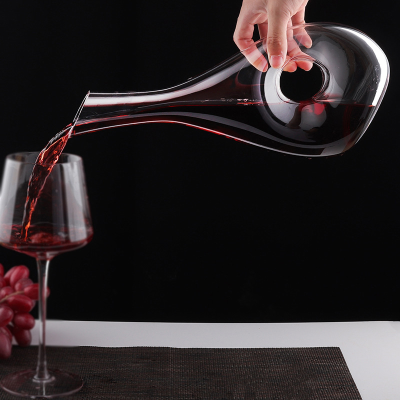 Wholesale of household glass snail decanters, high-appearance-level red wine dispensers, and household light luxury high-end wine dispensers Application Scenario