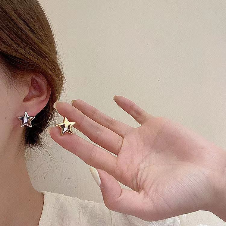 The simple metal five-pointed star earrings from Dongdaemun, South Korea, exude a feminine charm. These star earrings are versatile and unique details Picture