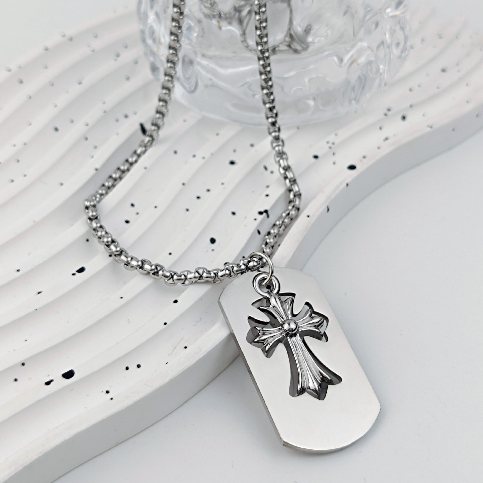 The popular CH cross necklace in Europe and America is a neutral, fashionable and trendy collarbone chain for couples, a square pendant, a sweater chain for women Specification drawing