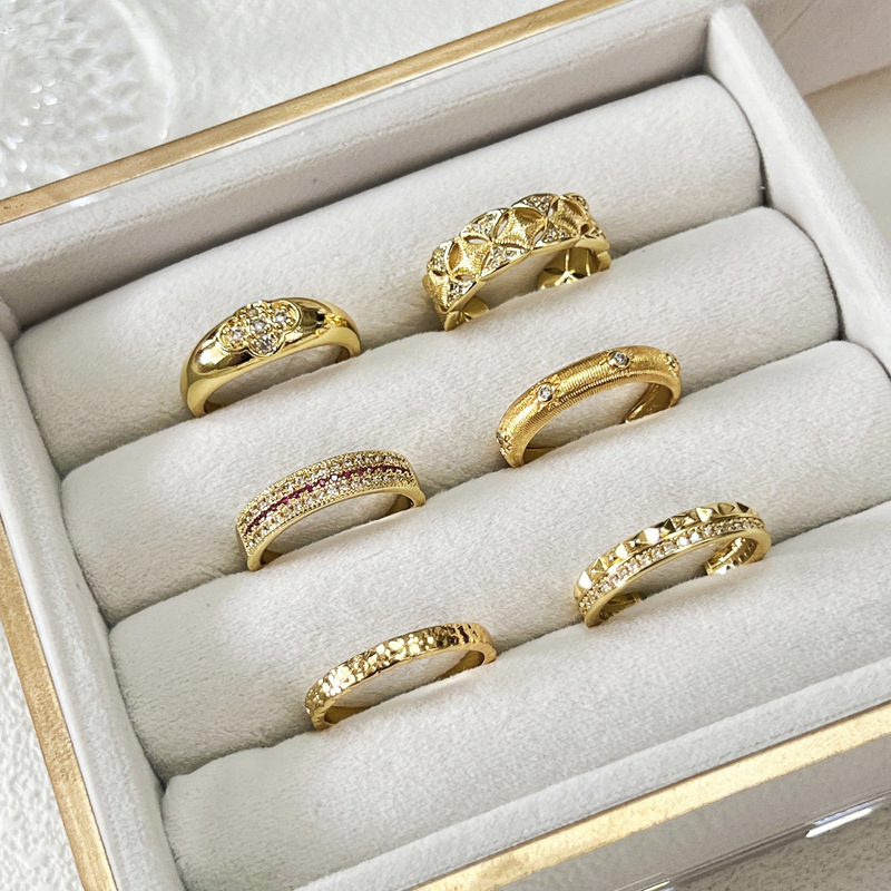This is an Italian-style brushed and fashionable diamond-shaped ring for women. It features an adjustable pleated texture and a delicate, light luxury and high-end feel details Picture