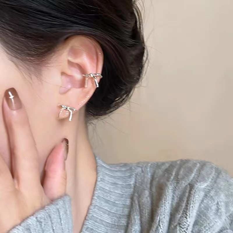Minimalist bow stud earrings for women's daily commutes, ear bone clips without ear holes, French small and exquisite ear clips Application Scenario