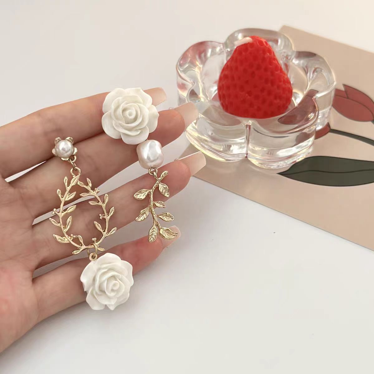 "Rouge Buckle" French retro wine red rose pearl earrings, women's cheongsam earrings, ear clips, silver needle stud earrings Specification drawing