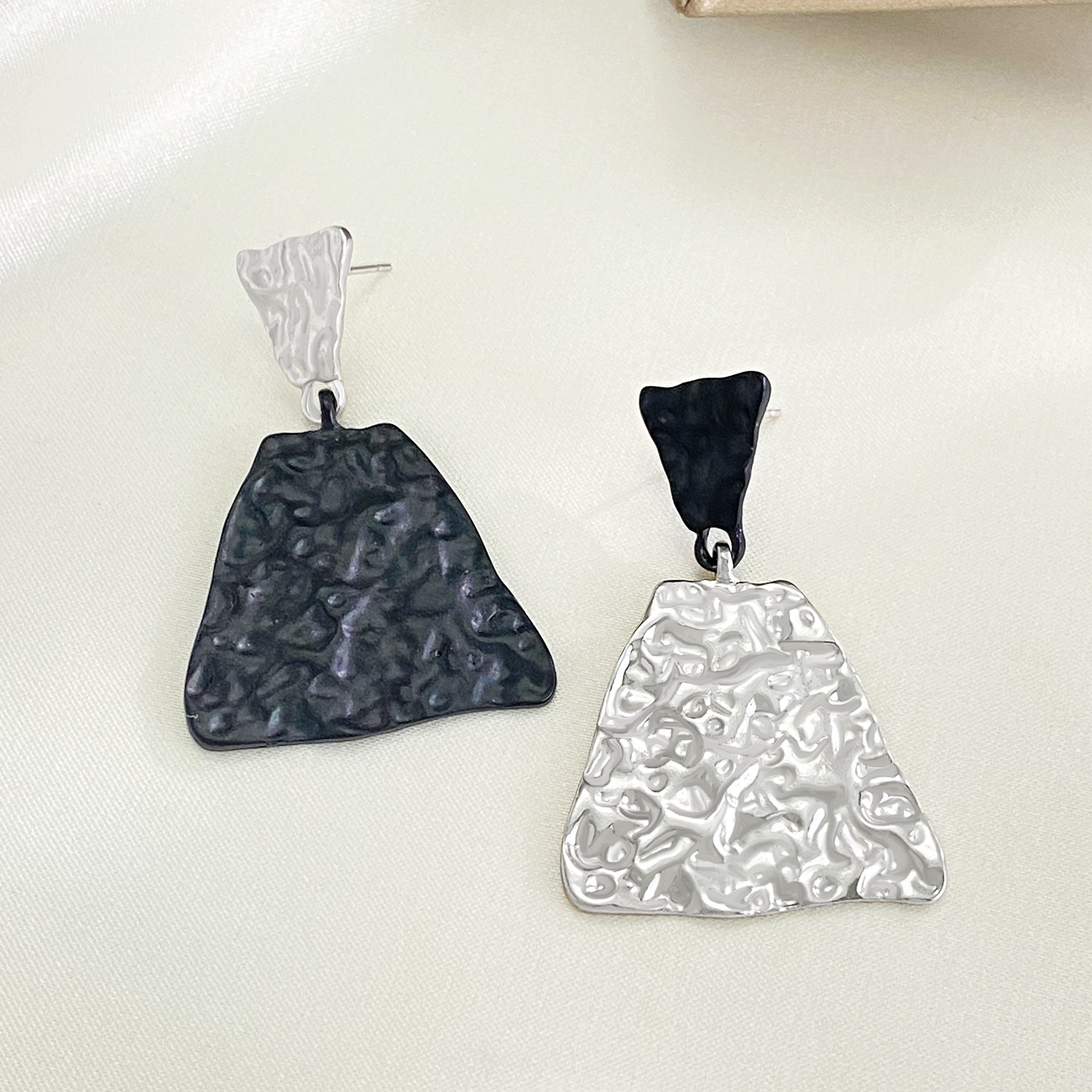 New cross-border long black and white color-blocking earrings, ins cold style, niche design, quadrilateral geometric stud earrings details Picture