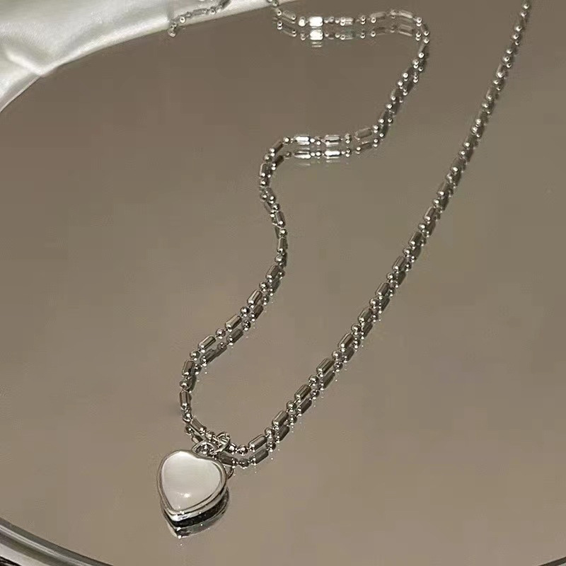 Gentle heart-shaped pendant necklace, sweet and cool style for girls, hot girl Internet celebrity necklace accessory, 2023 new style versatile collarbone chain Application Scenario