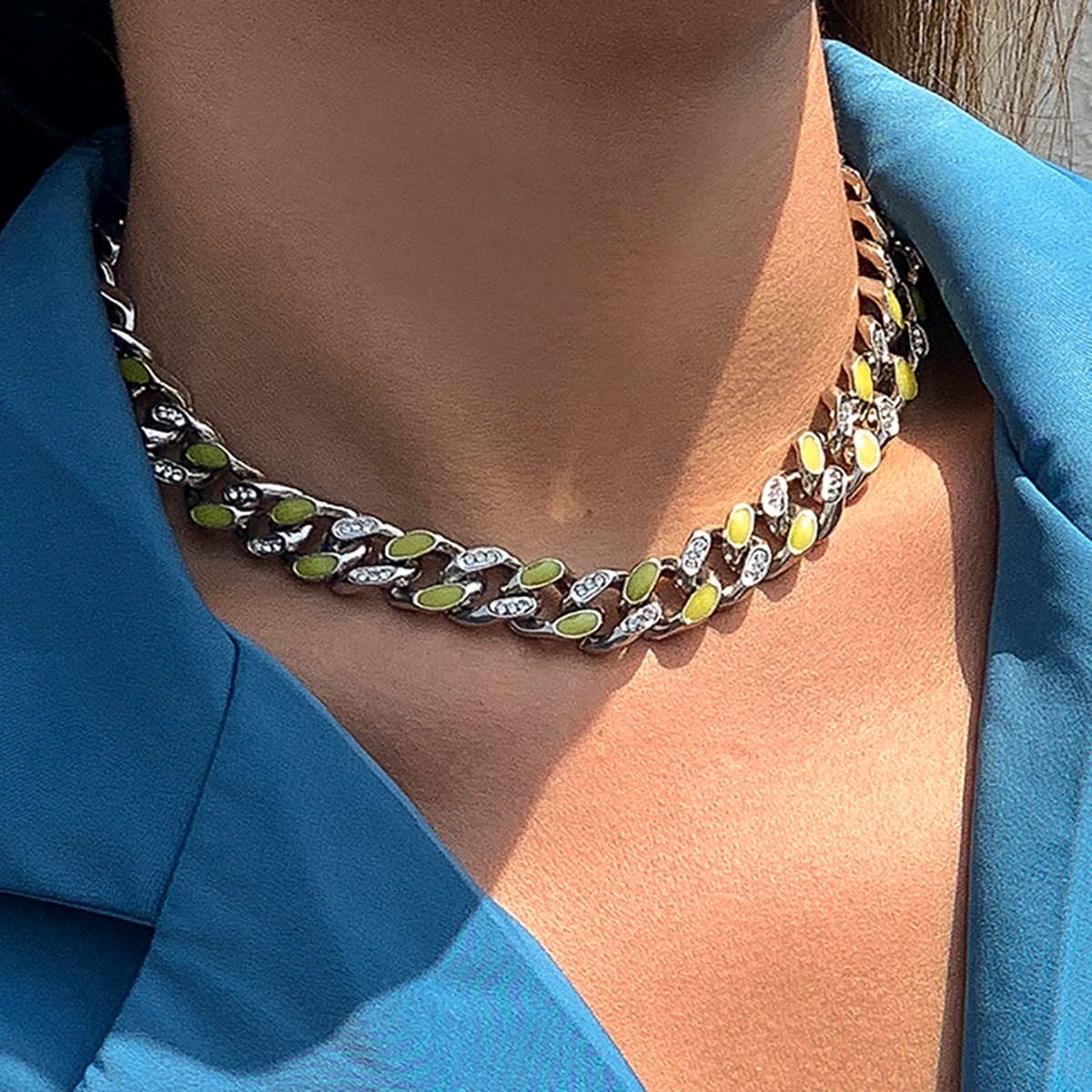 European and American sweet and cool hip-hop micro-inlaid large butterfly Cuban chain necklace, punk street trendsetting night light oil drip claw chain necklace details Picture