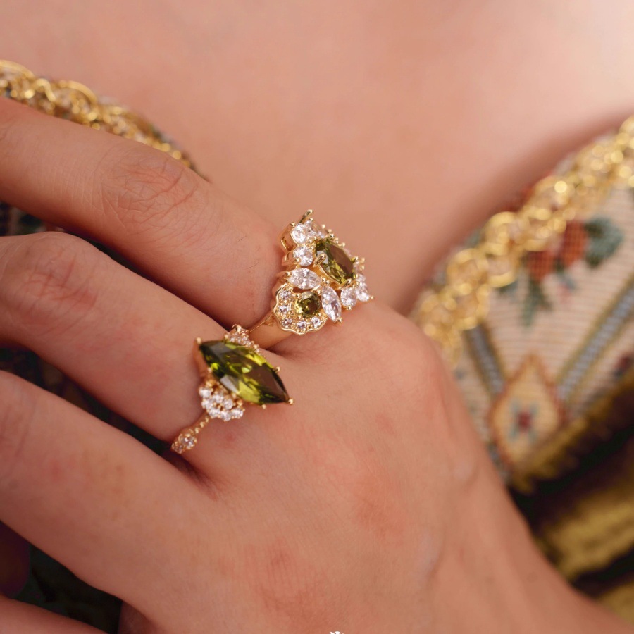 The Loire Temple French shining olive green zircon ring is a retro, exquisite, light luxury and high-end ring for women's court Application Scenario