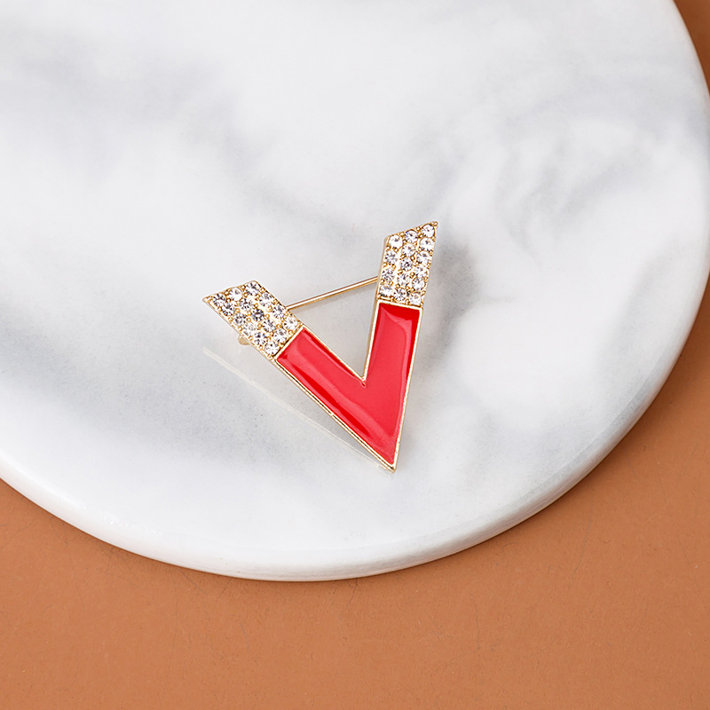 Fashionable and elegant V-shaped diamond-encrusted oil brooch, Korean-style creative V-neck anti-glare accessory factory direct sales dress Application Scenario