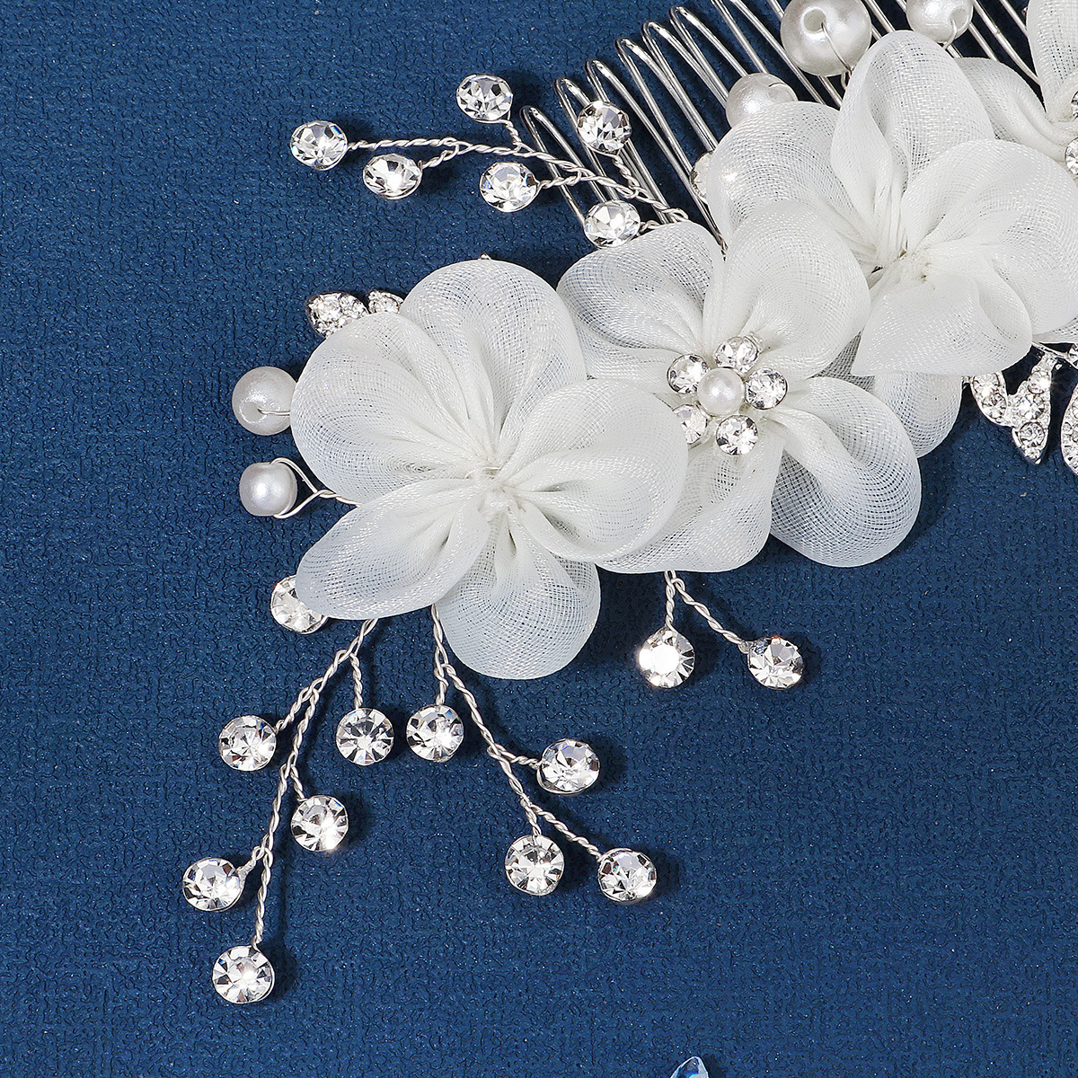 Bride's headwear, new wedding dress and evening gown accessories, pearl water diamond hair comb, faux fabric lace flower hand-inserted comb Application Scenario