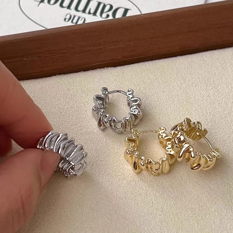 Niche high-end irregular metal stud earrings for women, a new style of cool and cool earrings in 2025, a versatile ear accessory for Internet celebrities full figure