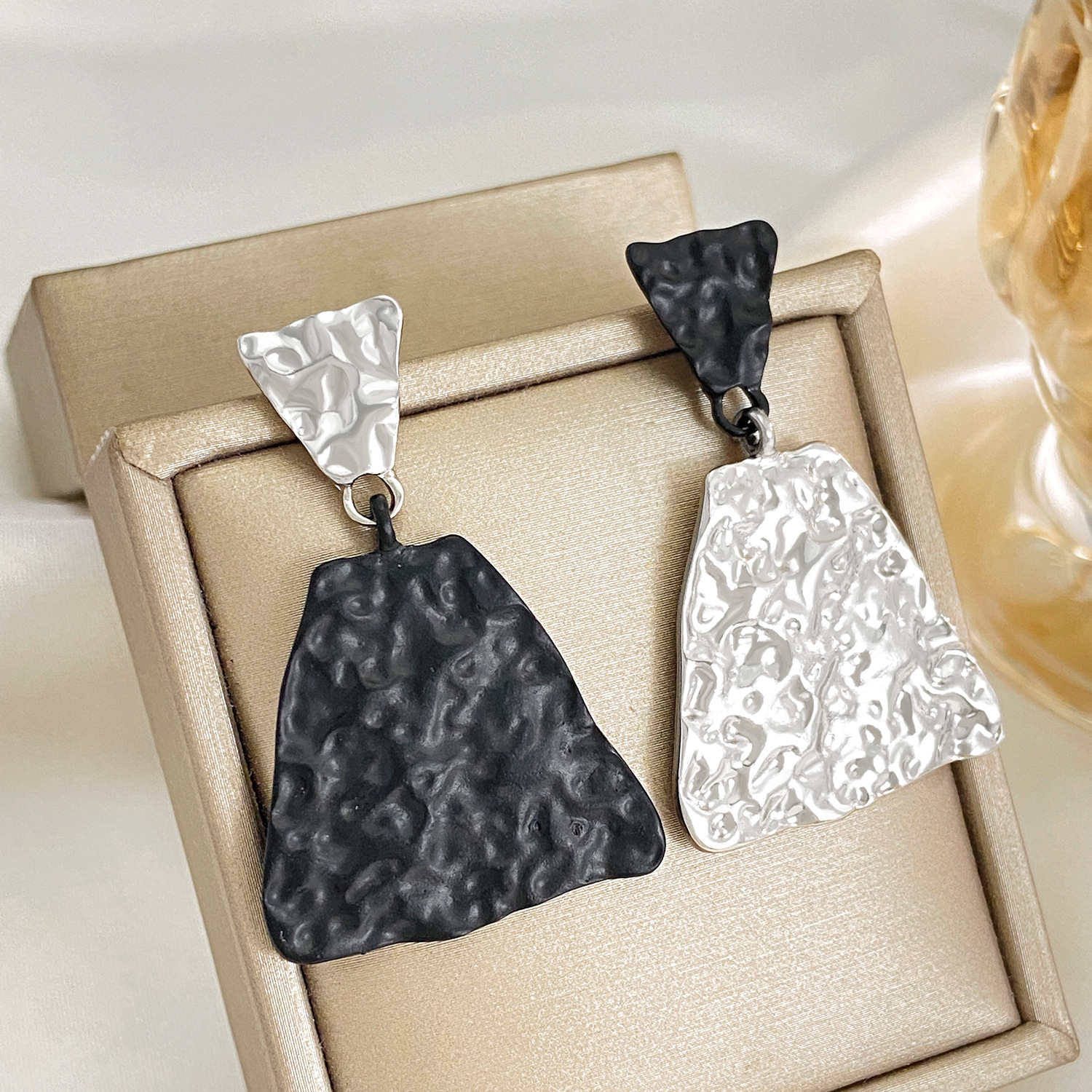 New cross-border long black and white color-blocking earrings, ins cold style, niche design, quadrilateral geometric stud earrings Specification drawing
