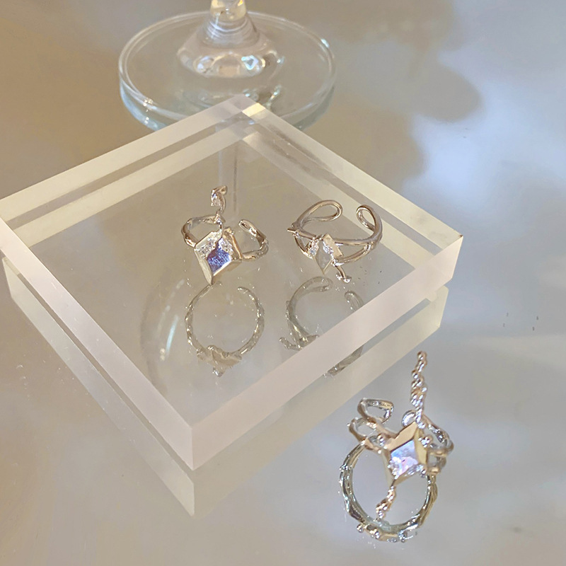 A trendy, cool and high-end ring for women with an irregular liquid rhombic star-shaped ring stacked on top Application Scenario