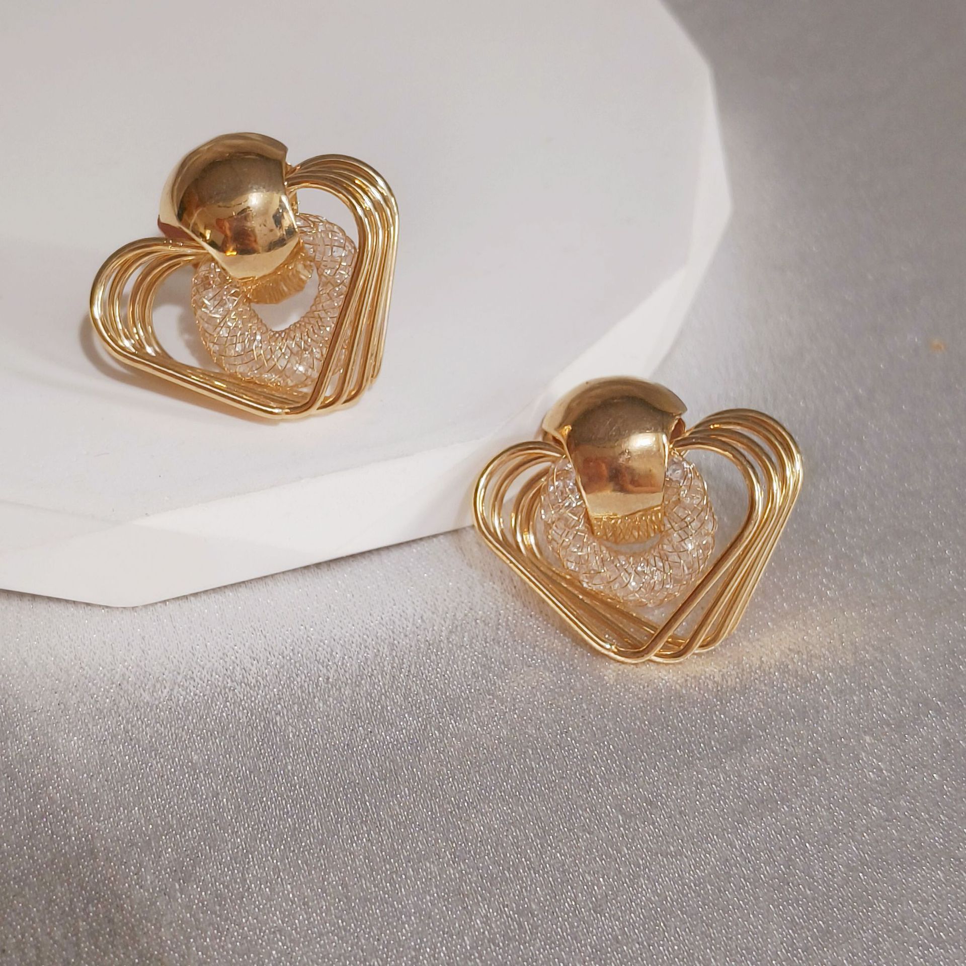 Cross-border style light luxury grid sparkling diamond multi-layer heart-shaped stud earrings, women's Instagram trendy personality, European and American design sense earrings Application Scenario
