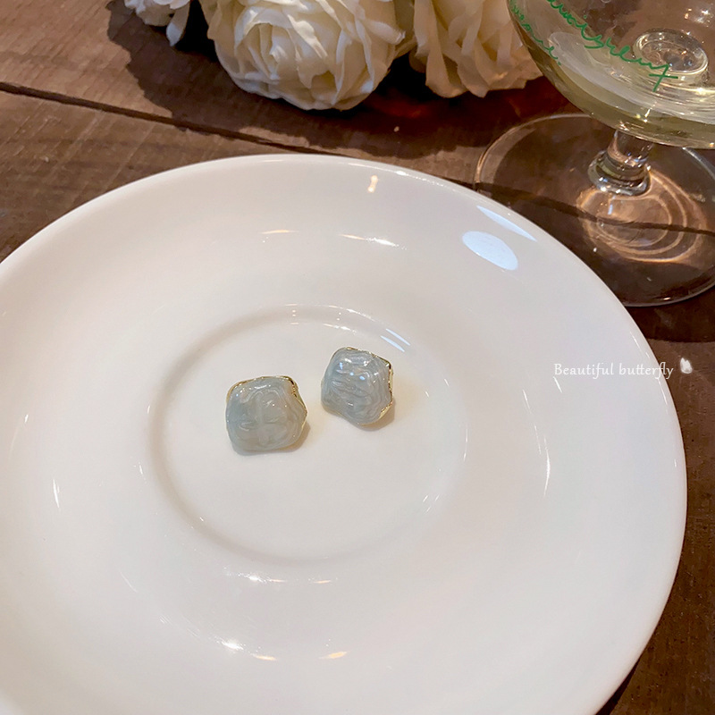 Irregular oil-dripping earrings for women, a versatile and elegant Korean style bestseller. The unique and light luxury ear studs are popular online earrings Specification drawing