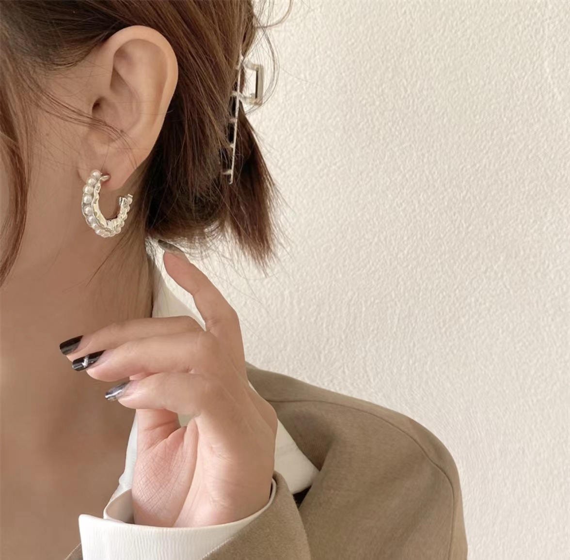 New trendy French retro irregular pearl stud earrings for women, exuding a sense of luxury, sophistication, fashion and individuality Specification drawing