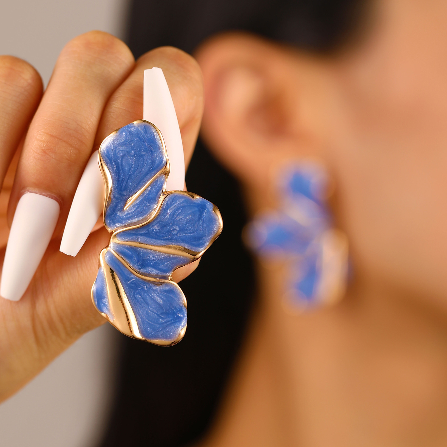Exaggerated gradient colored oil drip irregular flower stud earrings from Europe and America, personalized flower petal earrings for women Specification drawing
