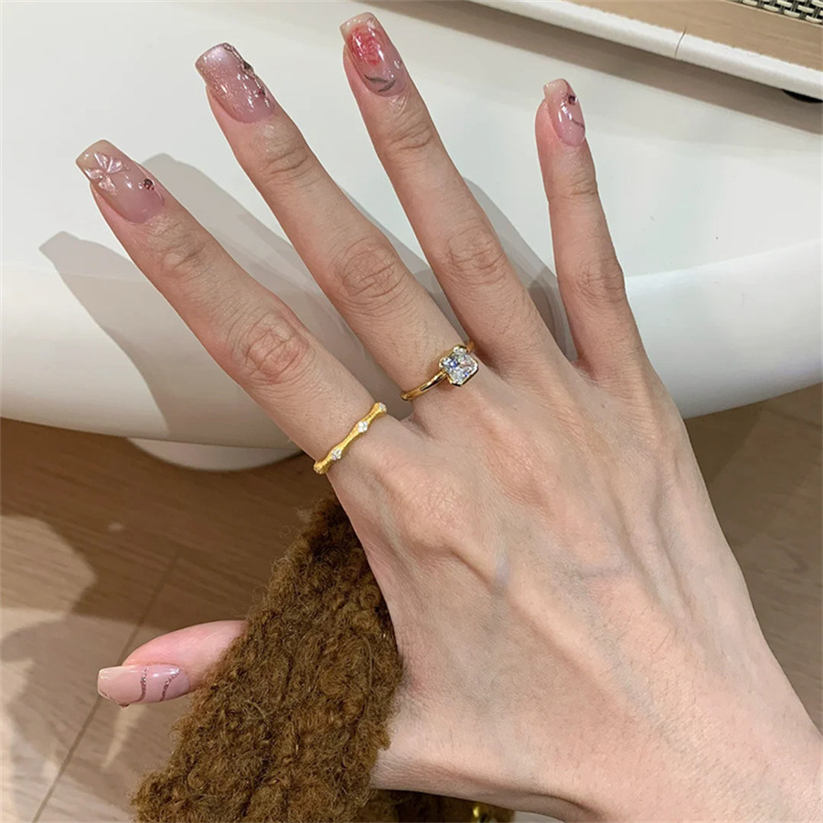 A mid-style brushed zircon ring for women, with a unique and high-end feel, is a light luxury and versatile index finger ring. It features a sparkling diamond opening adjustment ring Specification drawing
