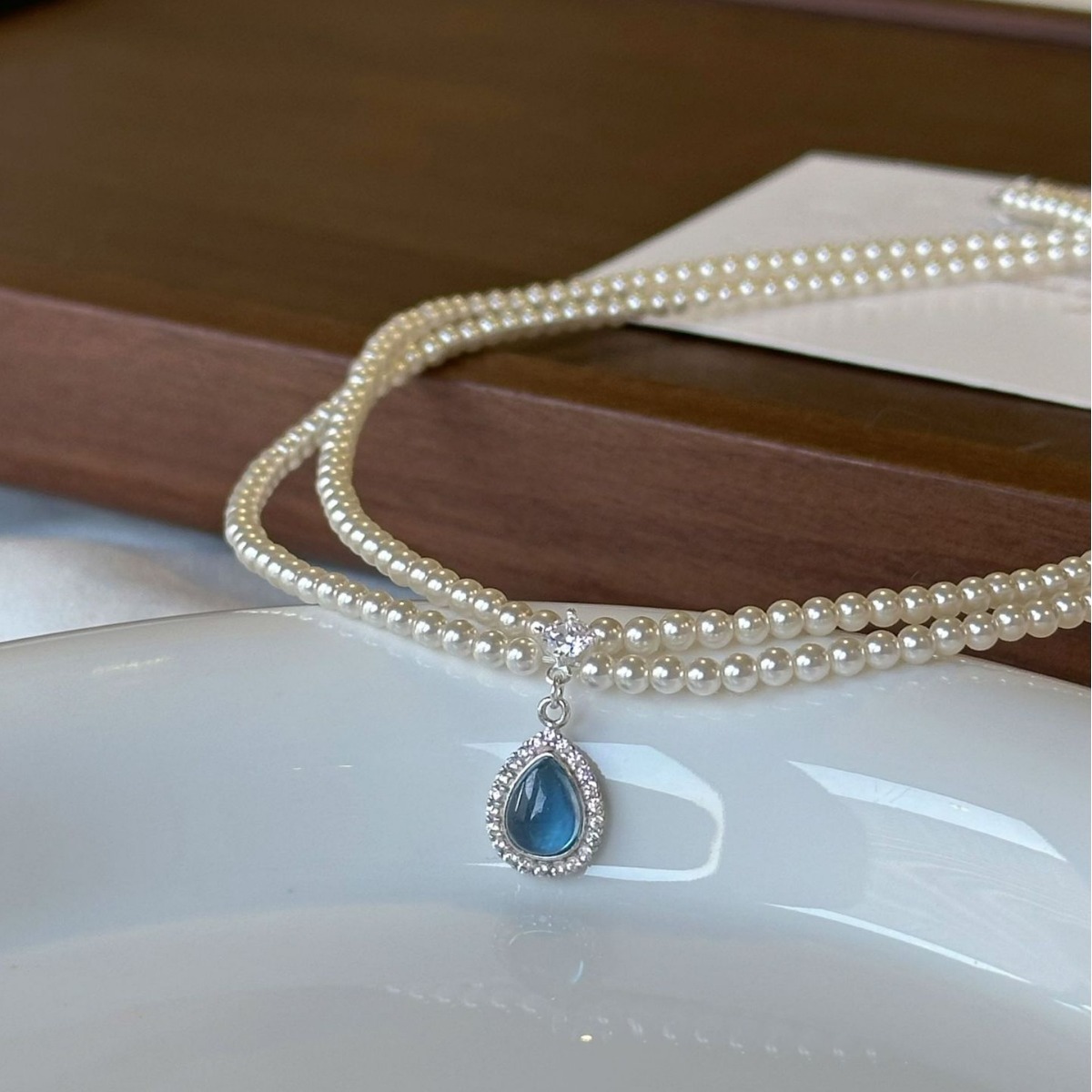 Aquamarine water drop pendant pearl necklace for women, light luxury, retro, individual, fashionable, versatile and color-preserving collarbone chain Application Scenario