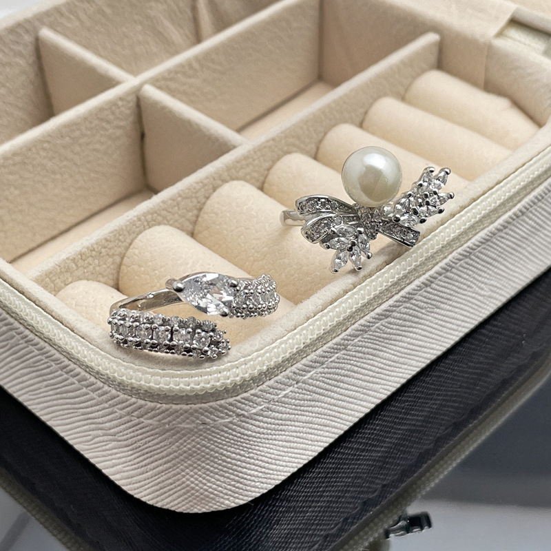 A light luxury full-diamond bow and pearl inlaid open-top ring for women on Instagram, with a cold style, a unique and high-end sweet and cool vibe Application Scenario