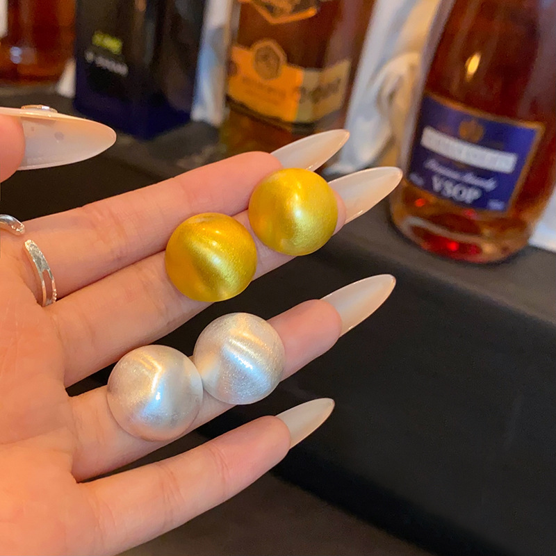Metal retro brushed circular stud earrings for women, cold and elegant style, versatile and personalized earrings, high-end and unique style earrings Application Scenario