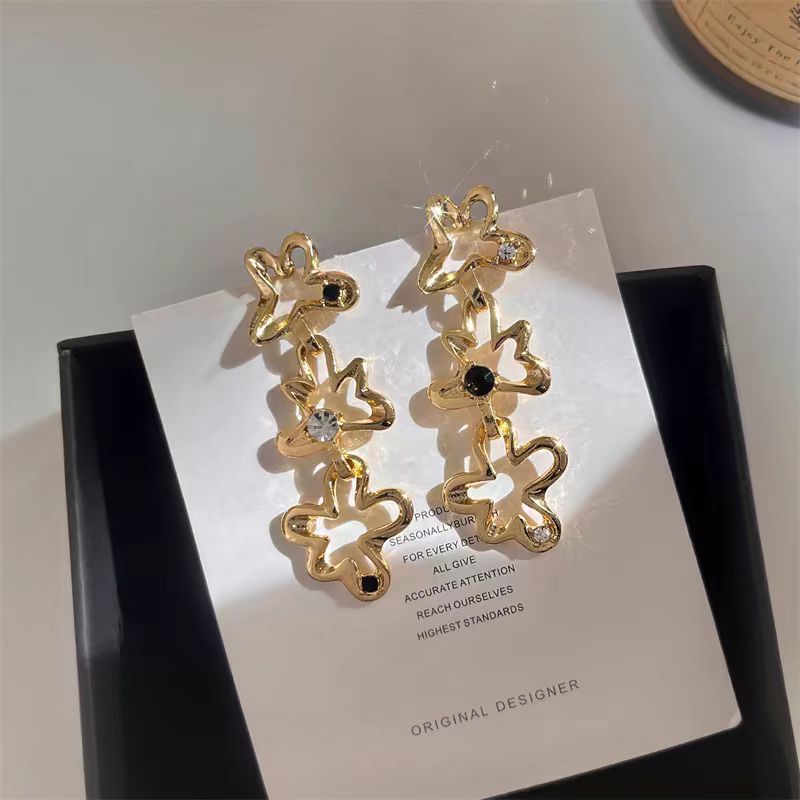 Light luxury retro gemstone golden flower earrings for women, 2025 fashion design, high-end and exaggerated, popular evening earrings Application Scenario