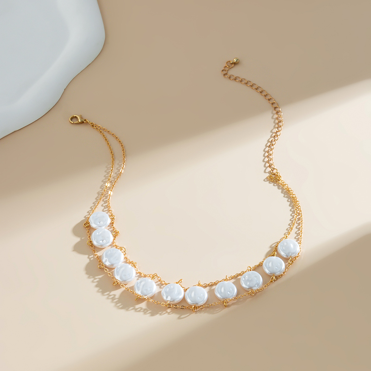 A Baroque-style retro short choker necklace with a niche design from Europe and America, imitating pearl necklaces Application Scenario