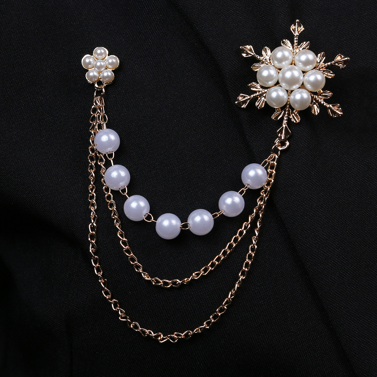 Korean-style simple, light luxury and high-end pearl brooch, elegant and fashionable clothing accessory, tassel chain snowflake brooch Application Scenario