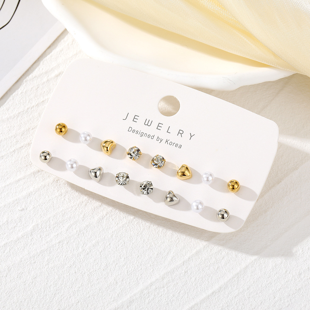 Wholesale of exquisite, simple and small heart-shaped earrings from Europe and America, fashionable and versatile for women, and niche diamond stud earrings and other accessories Application Scenario