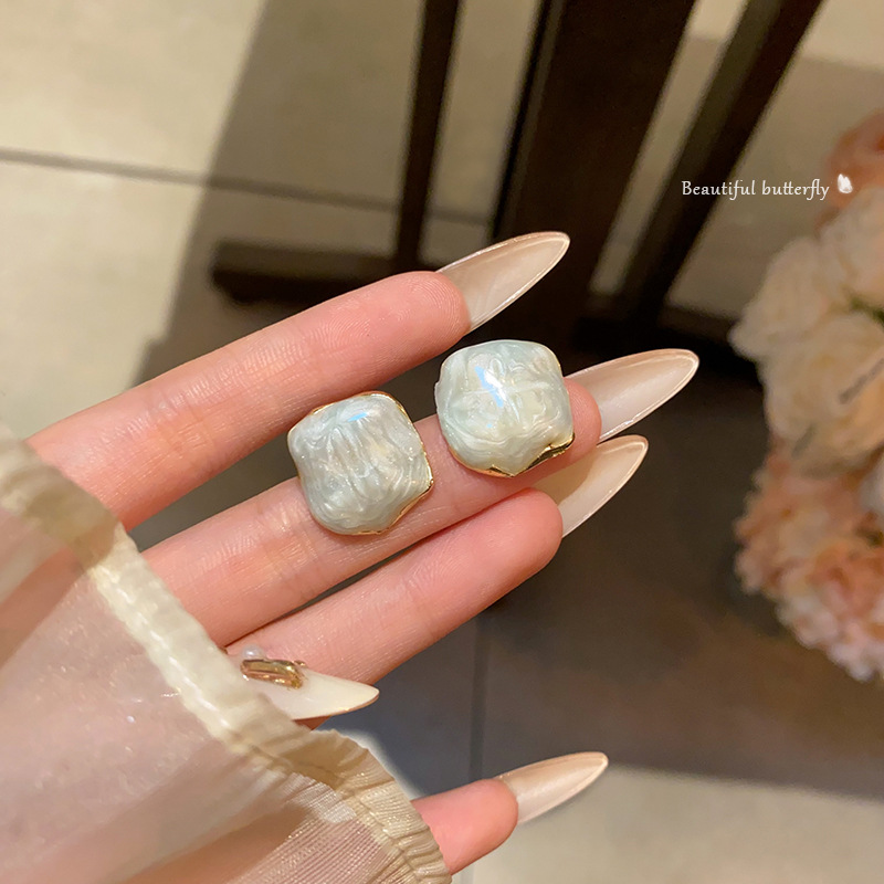 Irregular oil-dripping earrings for women, a versatile and elegant Korean style bestseller. The unique and light luxury ear studs are popular online earrings full figure