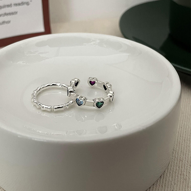 A Korean version of a niche design with a high-end feel, a colorful heart-shaped bamboo joint ring, a fashionable and personalized index finger ring for women on Instagram Application Scenario