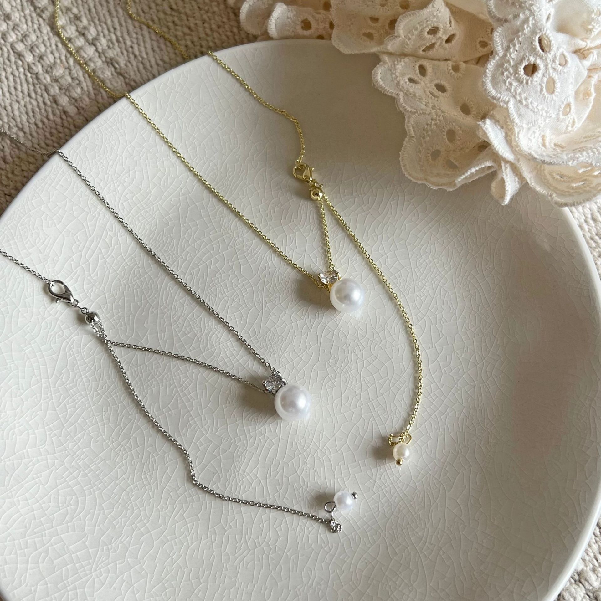 Diamond-encrusted pearl zircon pendant necklace for women, simple and cold style, niche and light luxury, versatile collarbone chain full figure