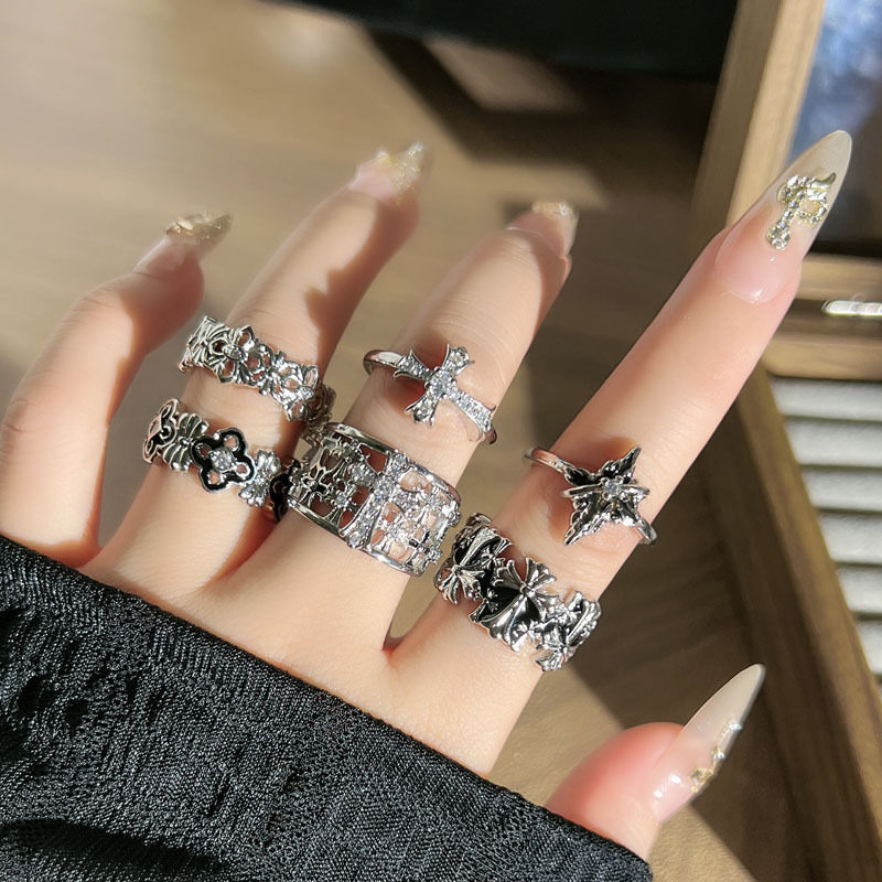 A popular dark punk cross simple open ring, gender-neutral, fashionable, niche and versatile ring full figure