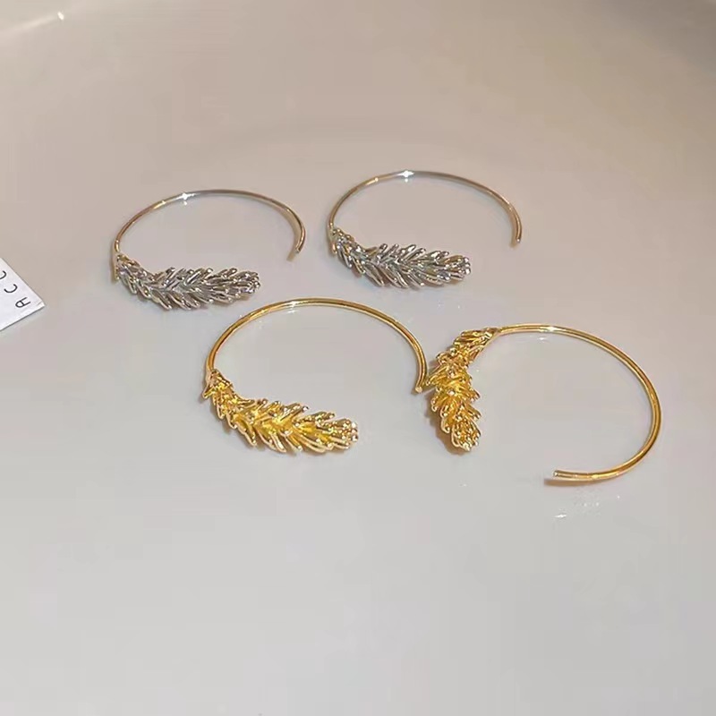 The unique and distinctive design of the wheat ear hook is fashionable, high-end and versatile for women. The exquisite forest-style ear studs are elegant earrings Application Scenario
