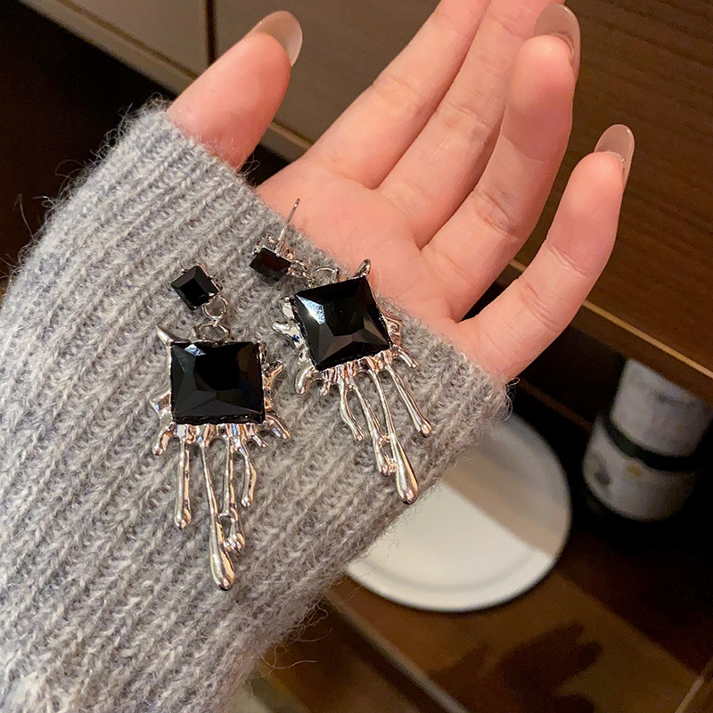 Irregular lava water drop earrings, sweet and cool feminine style, versatile, dark and high-end fringed stud earrings S925 silver needle earrings Specification drawing