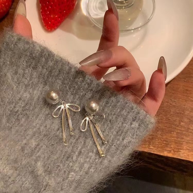 In 2025, there will be a series of best-selling items that exude a girlish charm, featuring a cold bow, long, cool grey pearl earrings, and delicate retro earrings Specification drawing