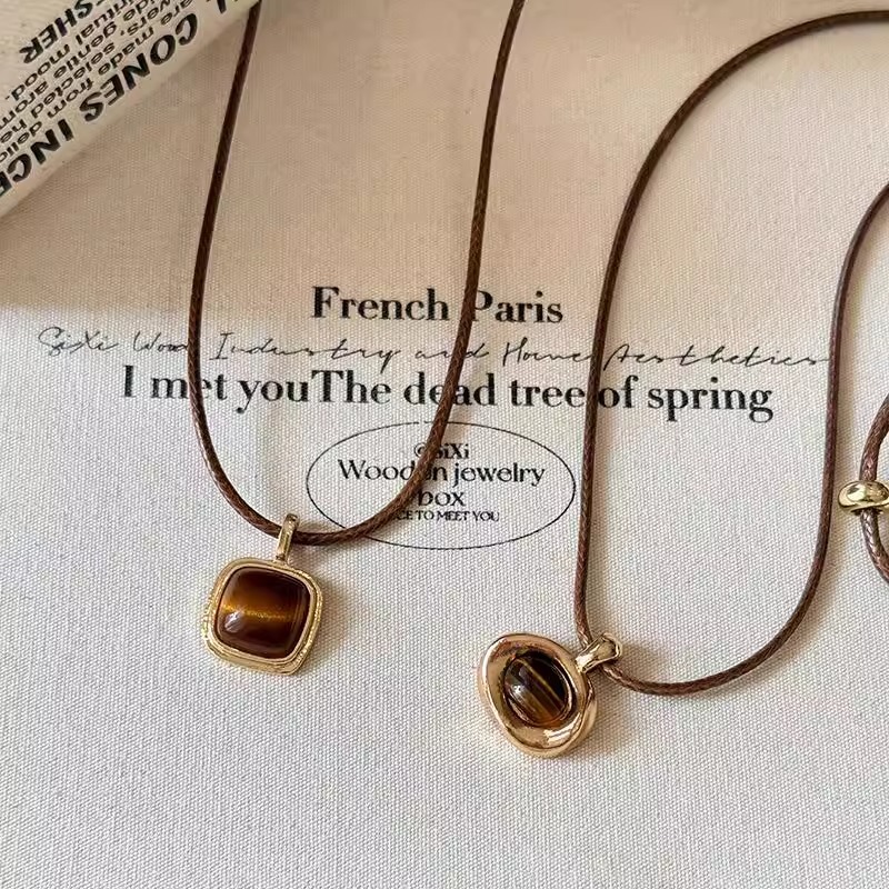 Brown leather rope tiger's eye necklace, women's light luxury sweater chain, retro Maillard design style pull-out necklace Specification drawing