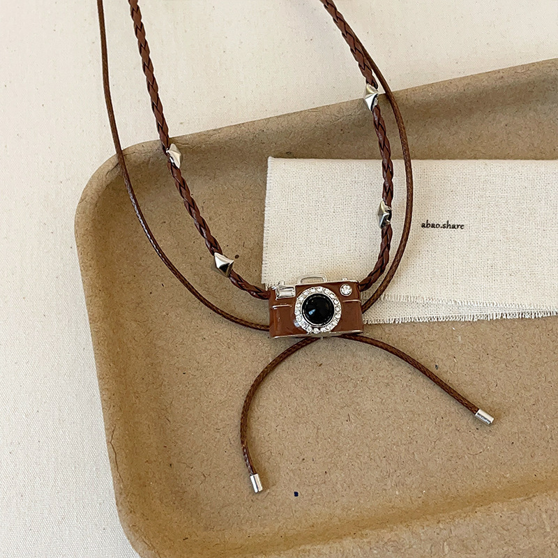 Retro niche brown camera leather rope double-layer necklace for women, European and American personality, hot girl, fashionable and versatile neck chain, sweater chain Application Scenario