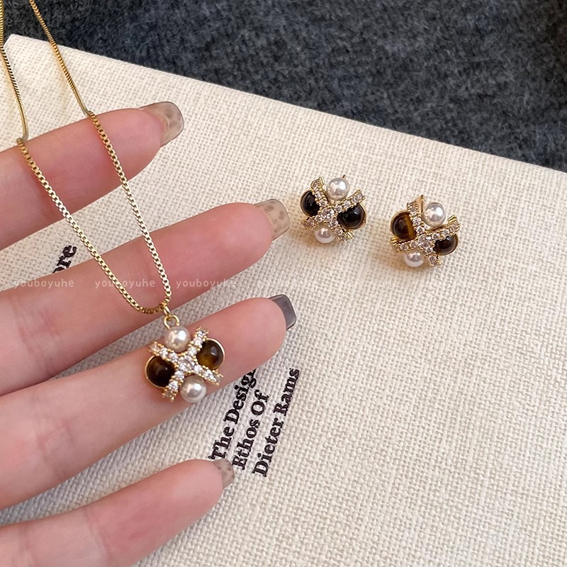 Maillard Tiger's Eye pearl pendant necklace for women, retro, individual, light luxury, elegant, fashionable and versatile necklace sweater chain Application Scenario