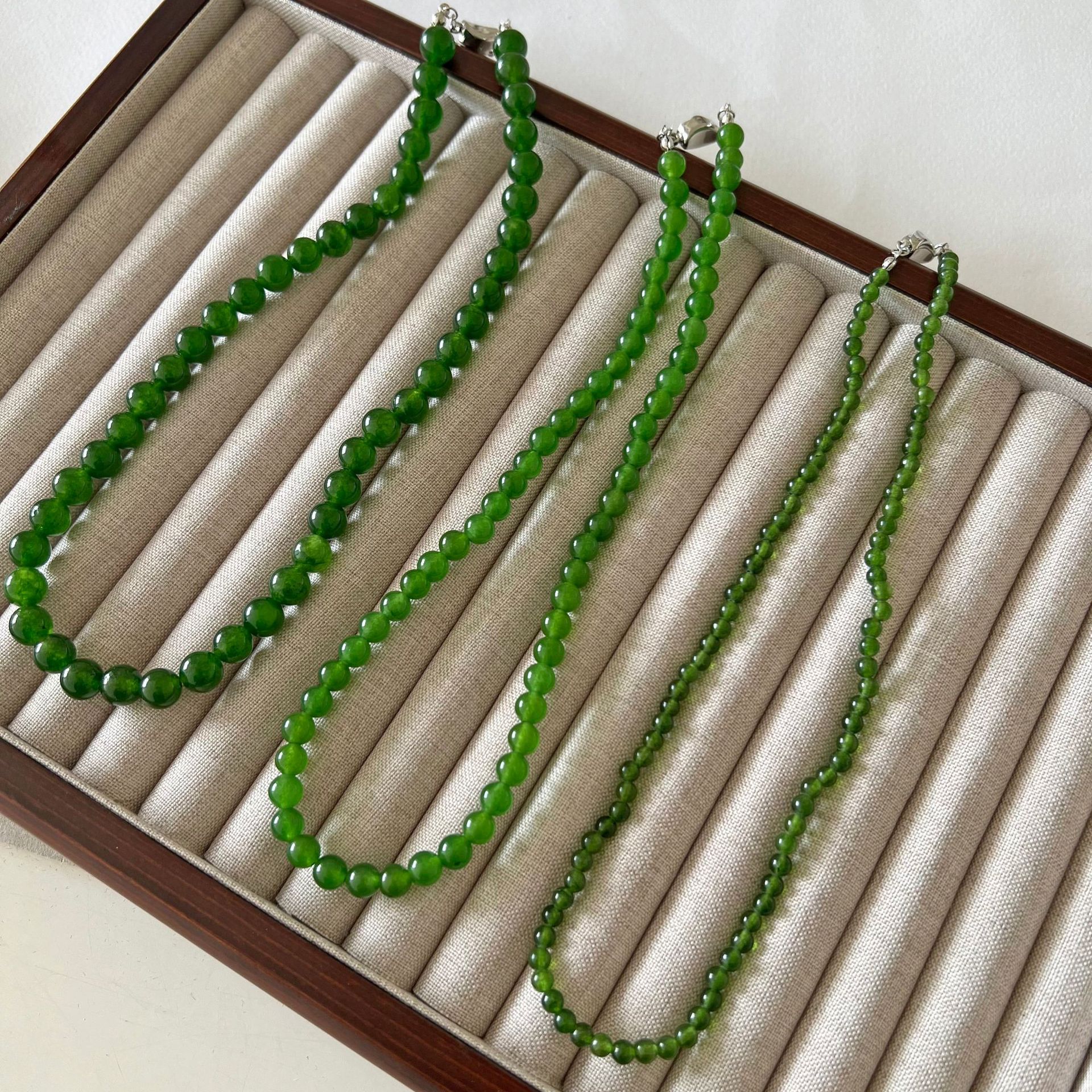 New Chinese-style green chalcedony beaded necklace, women's inval-shaped buckle, ancient style, super whitening 2024 new style necklace wholesale full figure