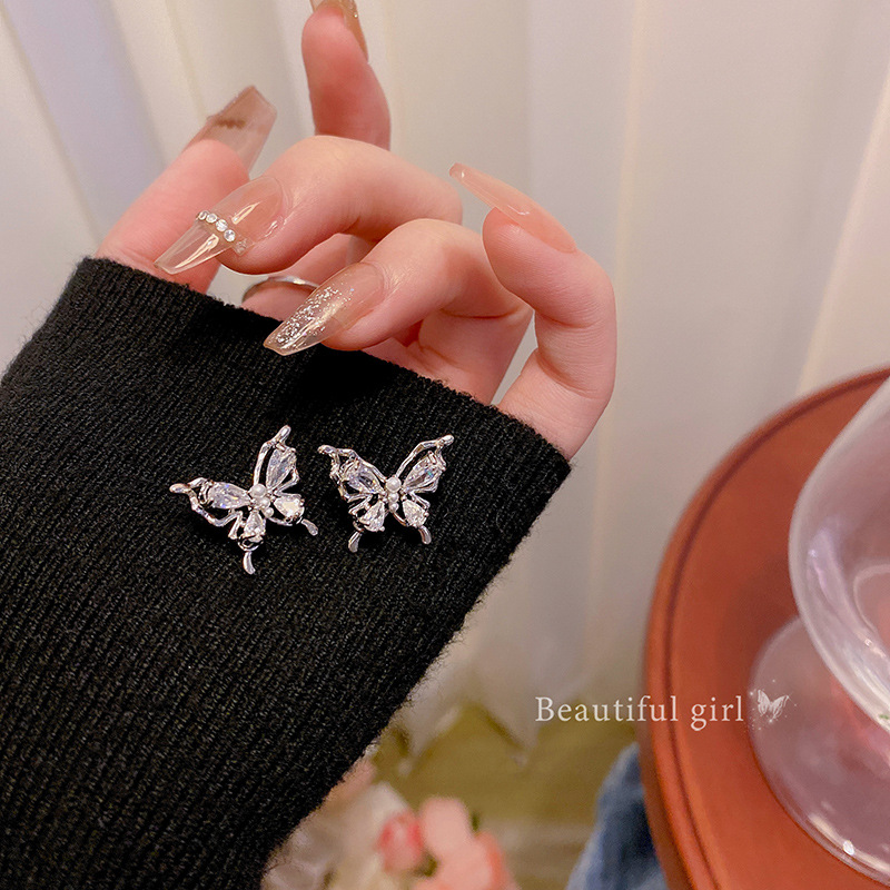 The super ethereal butterfly pearl earrings are fashionable, stylish and high-end for women. The exquisite and small zircon stud earrings are versatile earrings full figure