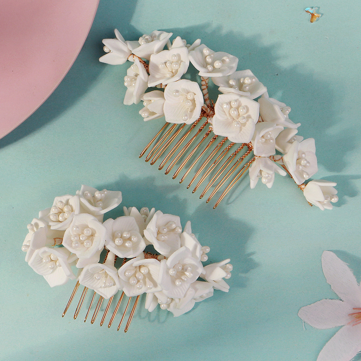 This is a white clay flower comb designed for Instagram-style pearl wedding dress accessories and a forest-themed floral bridal hair accessory Application Scenario
