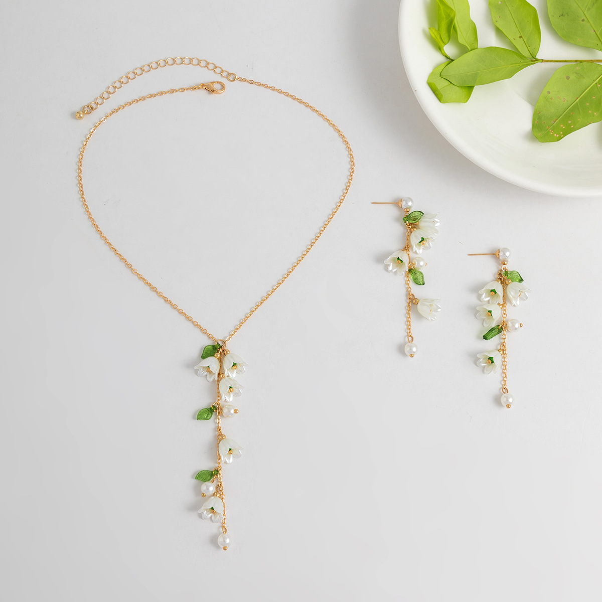 European and American cross-border jewelry, forest-themed sweet and fresh lily of the valley necklace, tassels, and pearl imitation earrings necklace set Application Scenario