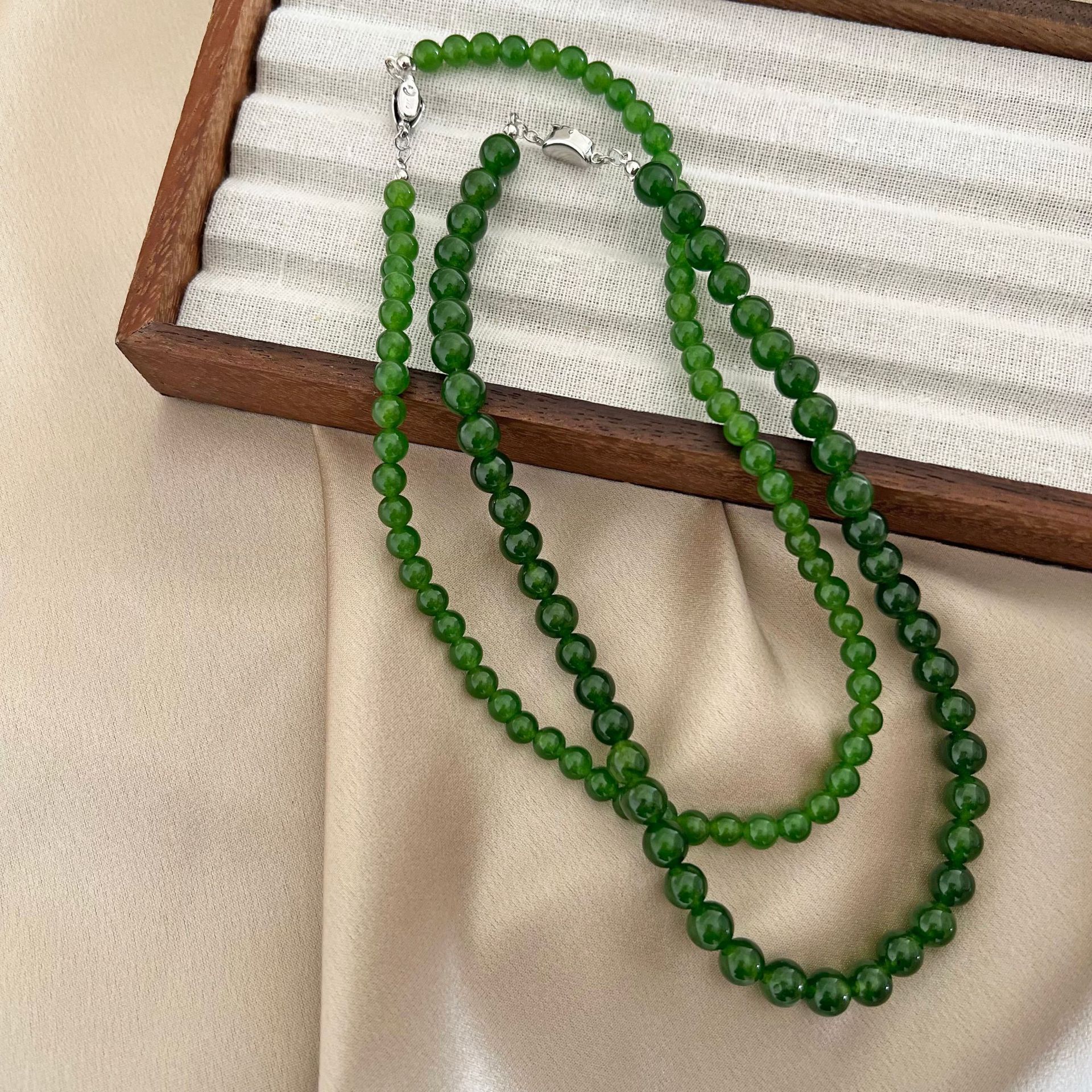 New Chinese-style green chalcedony beaded necklace, women's inval-shaped buckle, ancient style, super whitening 2024 new style necklace wholesale Application Scenario