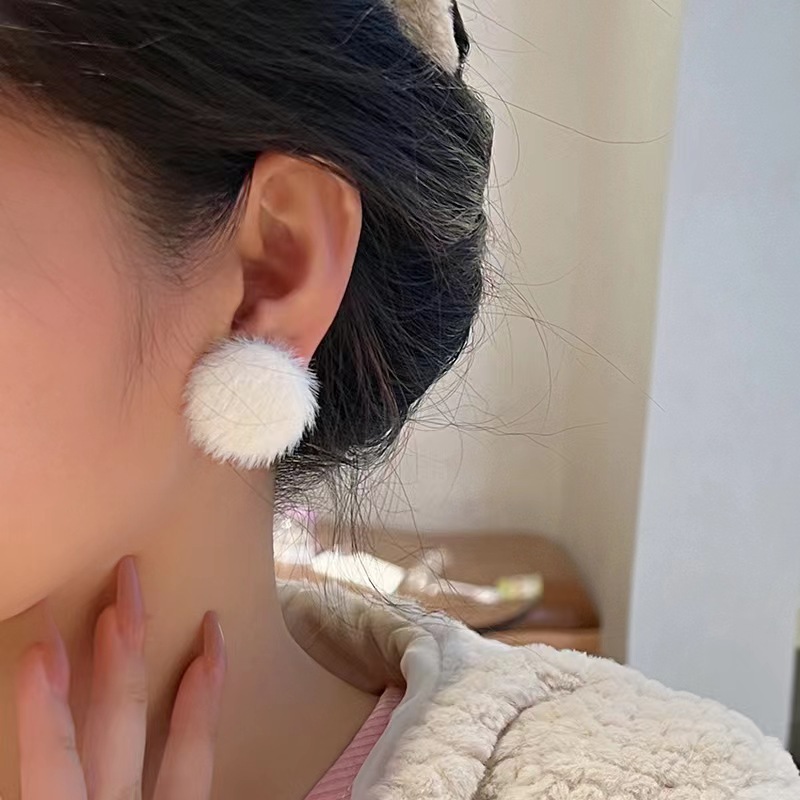 The new geometric heart-shaped plush stud earrings from Dongdaemun, South Korea, are trendy, cute and girlish high-end earrings for women on Instagram details Picture