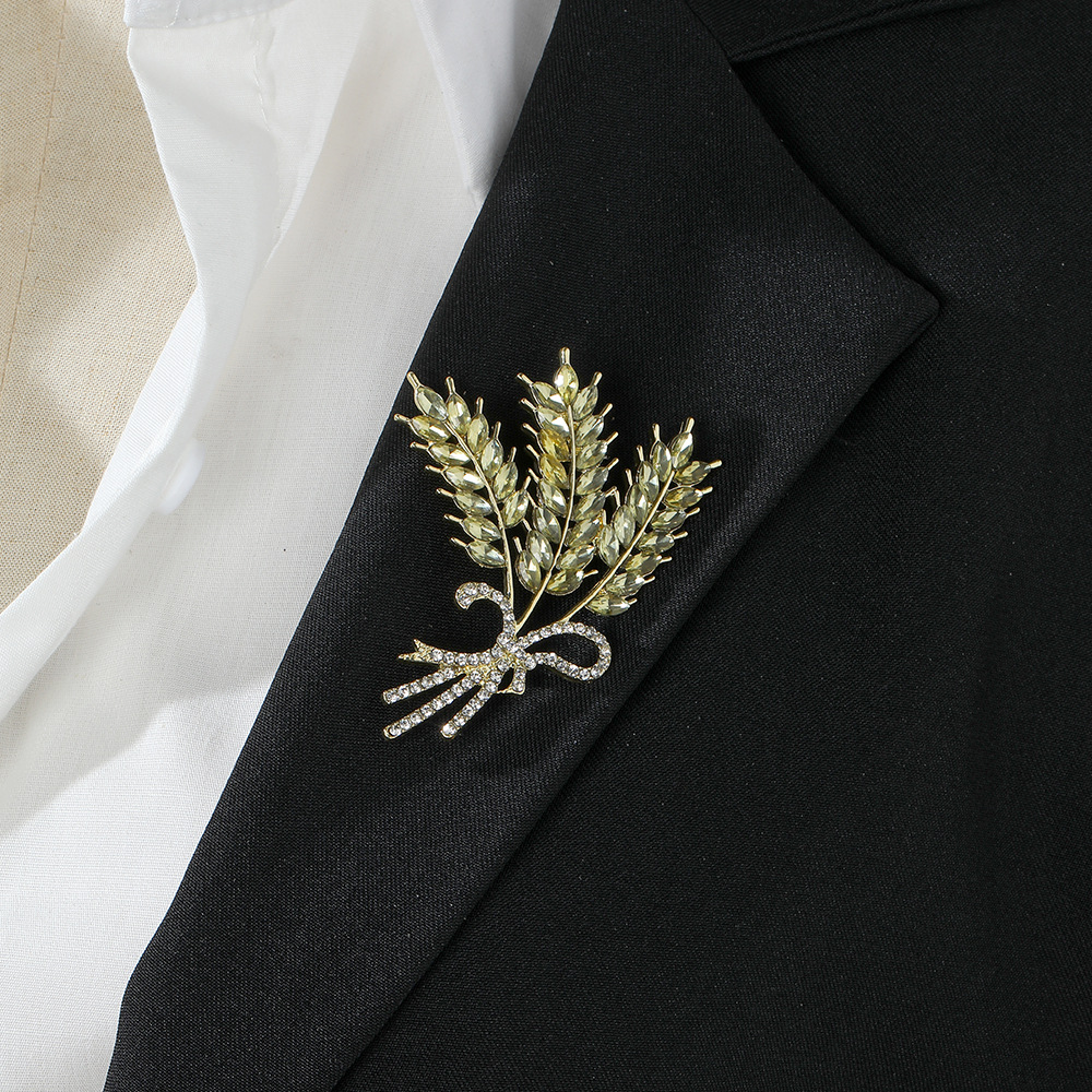 Cross-border European and American diamond-encrusted golden wheat ear brooch, autumn and winter barley pastoral style brooch, fashionable suit pin Application Scenario